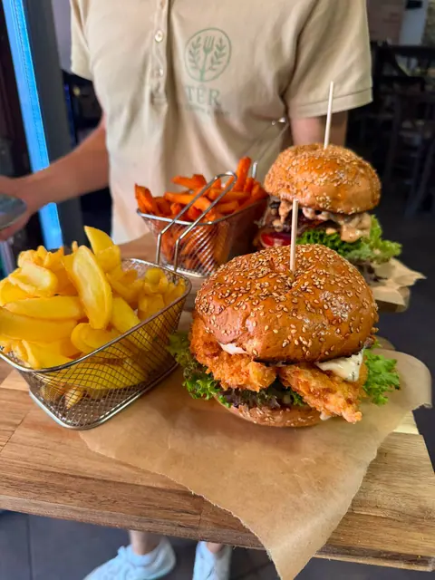 Csirkeburger és TÉR Burger hasábburgonyával
