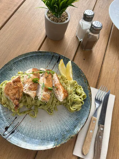 Sous-vide bőrös csirkemellfilé pestós tagliatellével